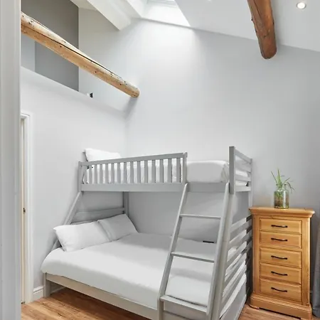 Host & - The Old Jail Barber's Shop בית נופש