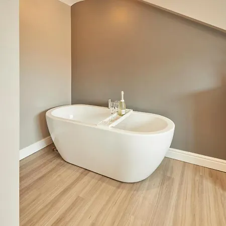 בית נופש Host & - The Old Jail Barber's Shop