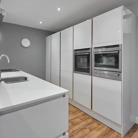 בית נופש Host & - The Old Jail Barber's Shop Seamer